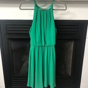 Green sleeveless singe-waist dress